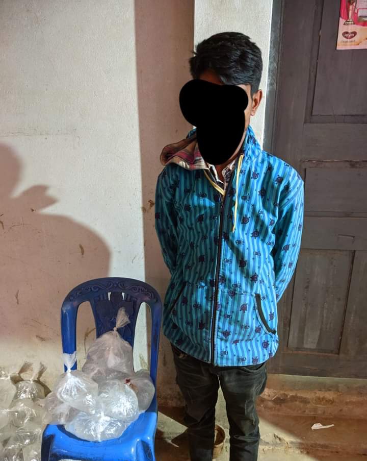 চন্দ্রঘোনায় চোলাই মদসহ আটক ১