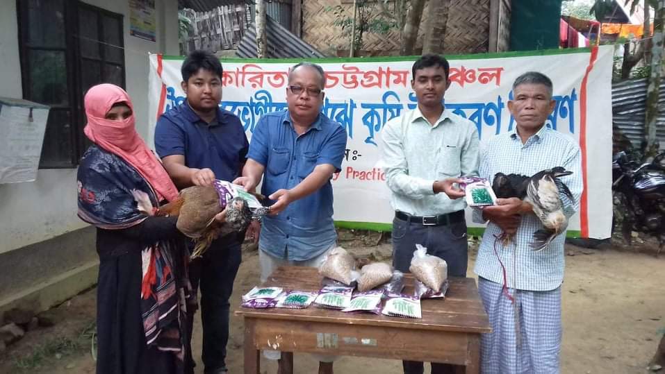 রাজস্থলীতে কারিতাসের মুরগী ও বীজ বিতরণ