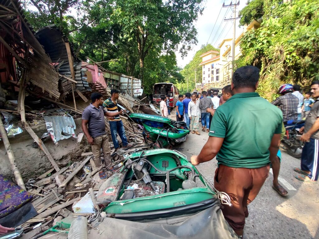 ঘাগড়ায় বাস উল্টে আহত ৮