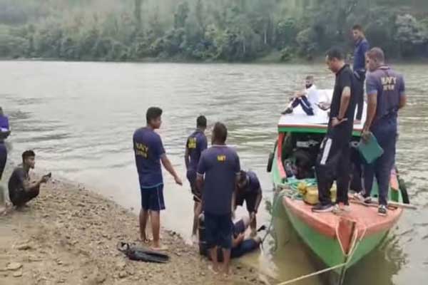 মাঝির বাঁশেই রক্ষা পেল চার বন্ধু !