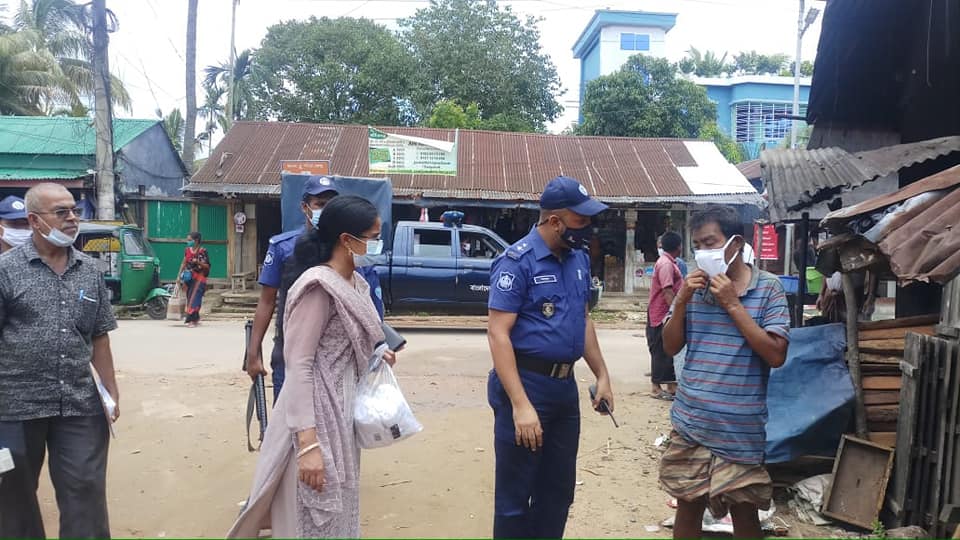 রাঙামাটিতে ভ্রাম্যমান আদালতের প্রচারণা ও মাস্ক বিতরণ