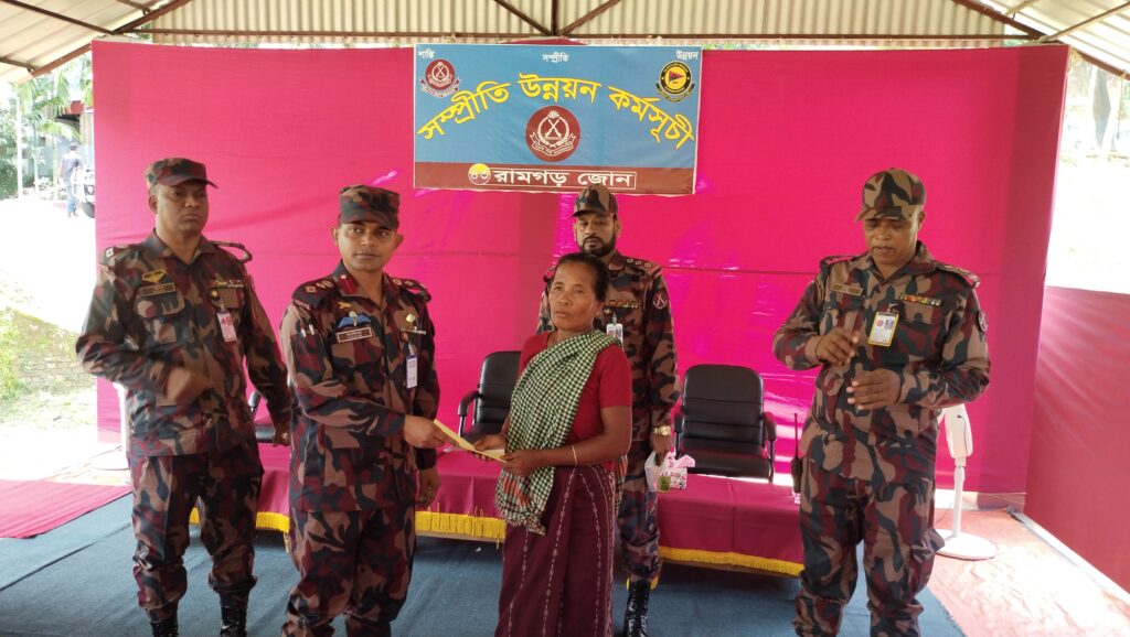 রামগড় বিজিবি’র ত্রাণ বিতরণ