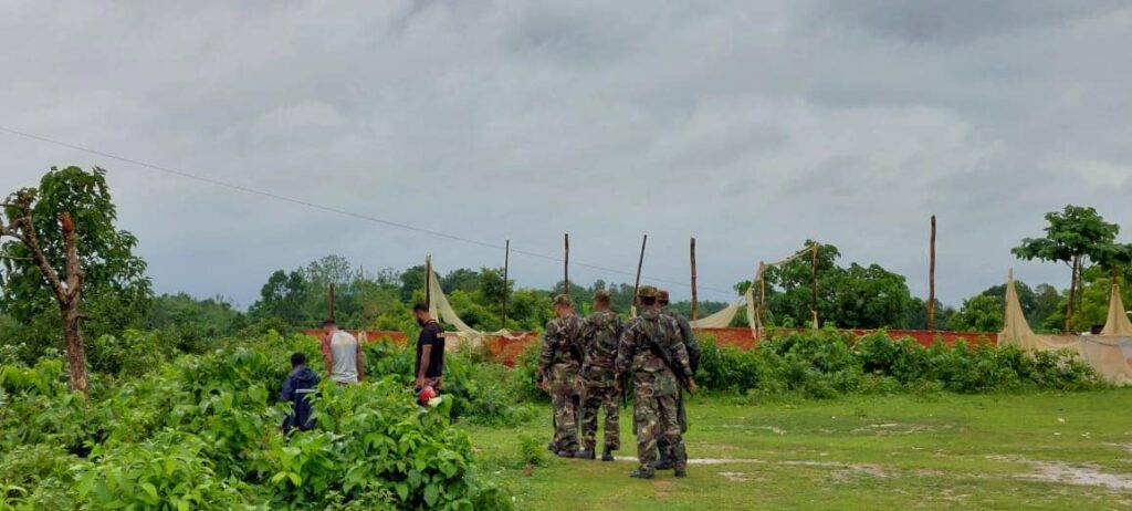 আশ্রয়কেন্দ্রে নিতে প্রশাসনের চার টিম মাঠে