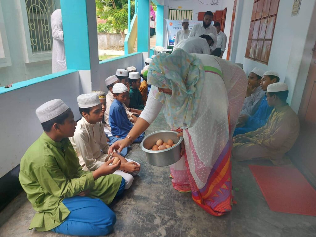 এতিম শিশুদের দুধ-ডিম খাওয়ালেন ইউএনও