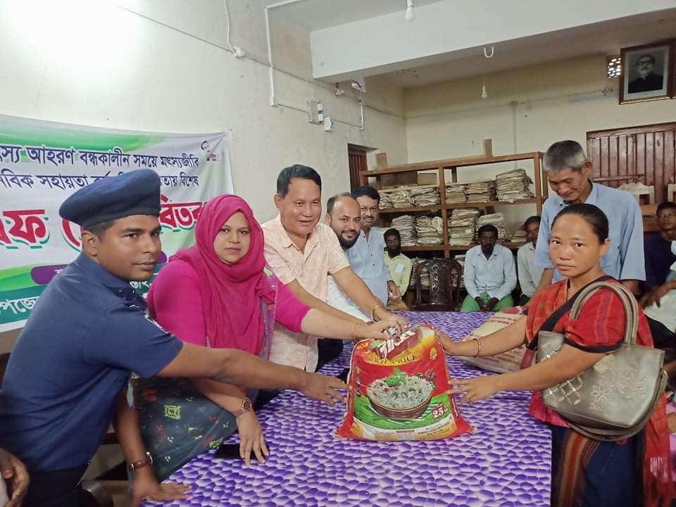 কাপ্তাই ইউনিয়নে জেলেদের মাঝে চাল বিতরণ