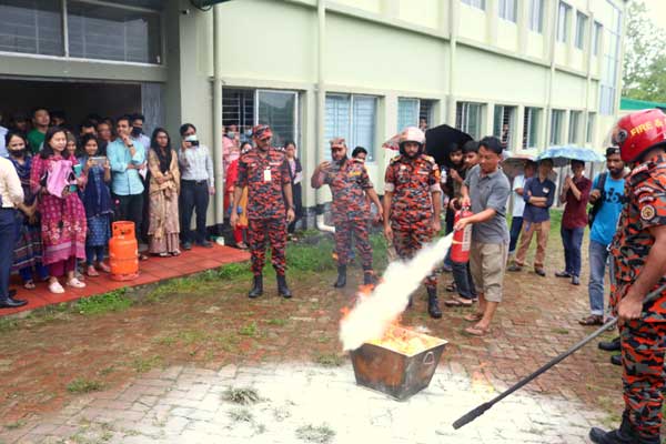 রাবিপ্রবিতে অগ্নিপ্রতিরোধ ও অগ্নিনির্বাপন বিষয়ক প্রশিক্ষণ মহড়া