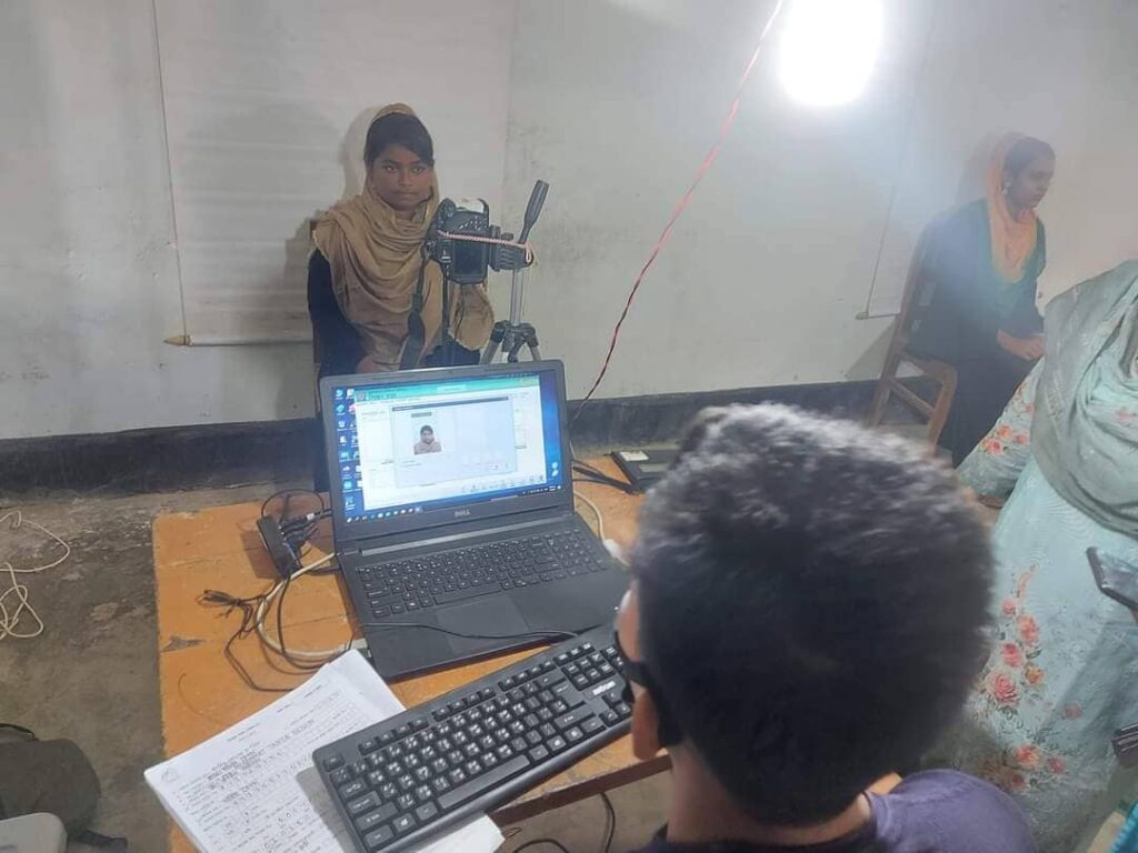 কাপ্তাইয়ে নতুন ভোটারদের ছবি তোলা কার্যক্রম শুরু