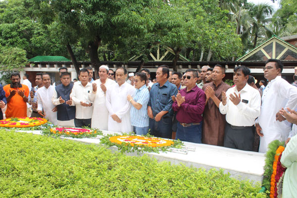 সদলবলে টুঙ্গিপাড়ায় নিখিল কুমার চাকমা