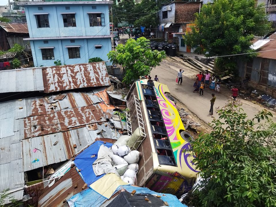 বসতঘরের ওপর বাস!