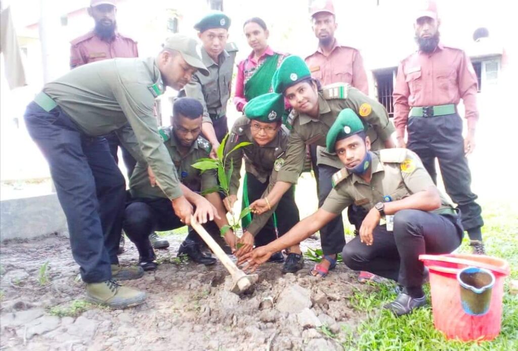 মানিকছড়িতে আনসার-ভিডিপি’র বৃক্ষরোপণ কর্মসূচি