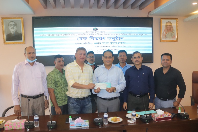 খেলার মাঠ সংস্কারে উন্নয়ন বোর্ড পাশে থাকবে: নিখিল চাকমা