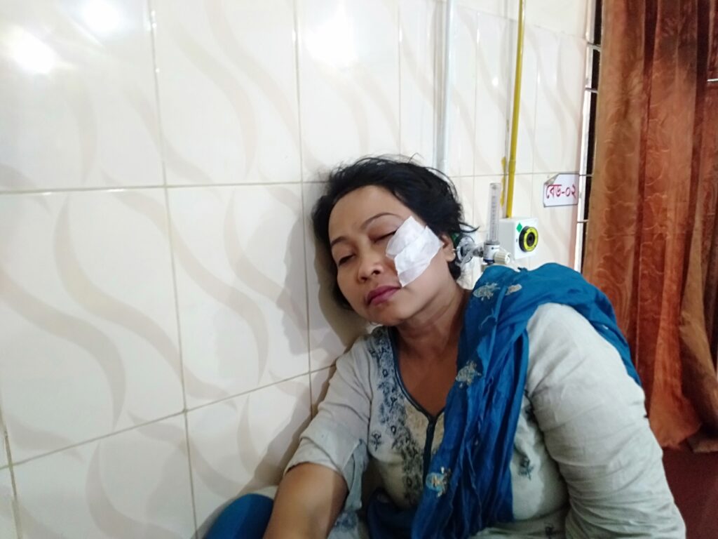 নিজ কার্যালয়ে প্রধান শিক্ষিকাকে পেটালেন শিক্ষা অফিসার