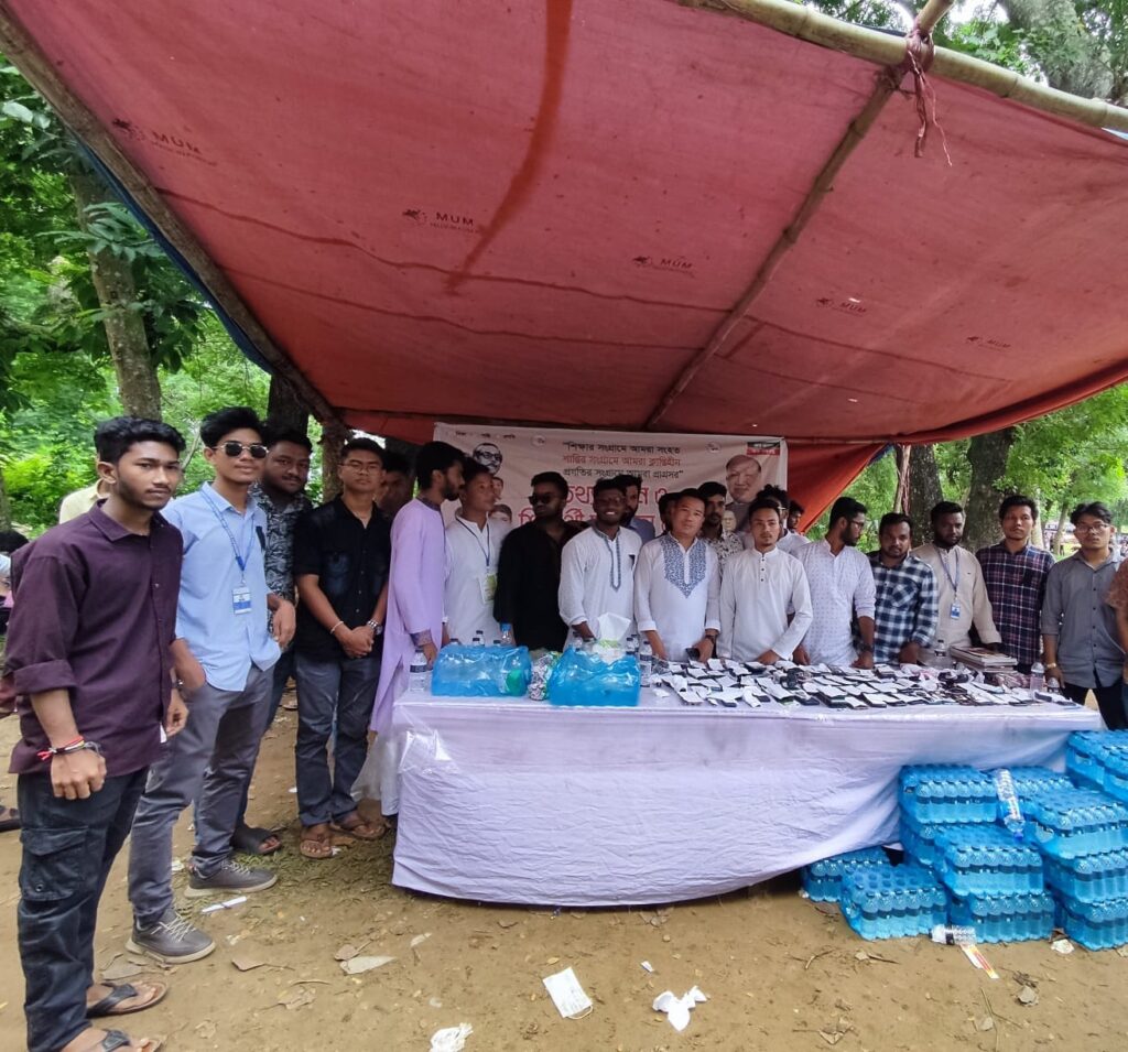ভর্তিচ্ছু পরীক্ষার্থীদের পাশে রাবিপ্রবি ছাত্রলীগ