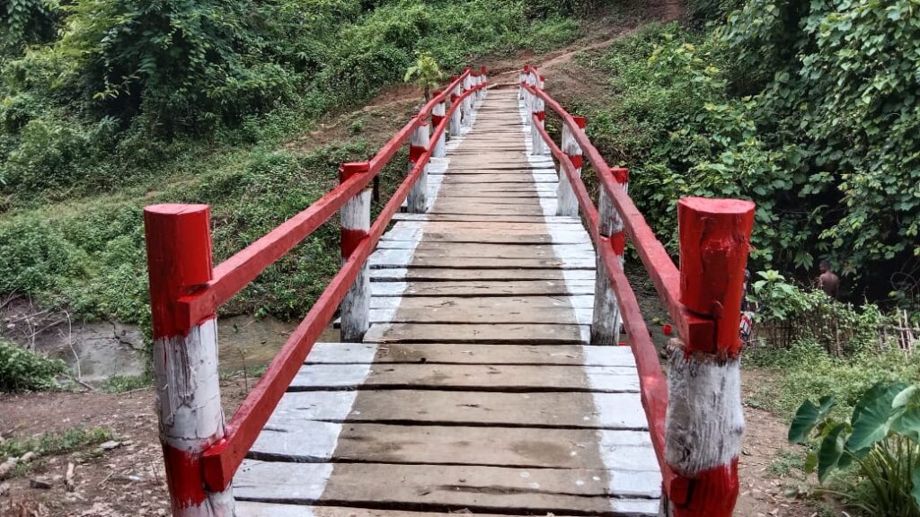 দুর্গম মাইন্দারছড়া ব্রিজ মেরামত করলেন কাপ্তাই ৪১ বিজিবি