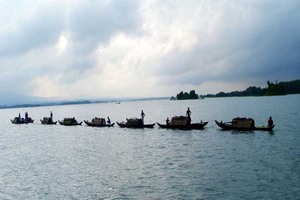 আজ মধ্যরাত থেকে কাপ্তাই হ্রদে মাছ আহরণ শুরু