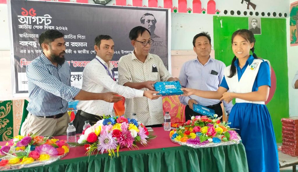 খাগড়াছড়িতে শিক্ষার্থীদের ‘বঙ্গবন্ধু ও মুক্তিযুদ্ধ’ বিষয়ক বই বিতরণ