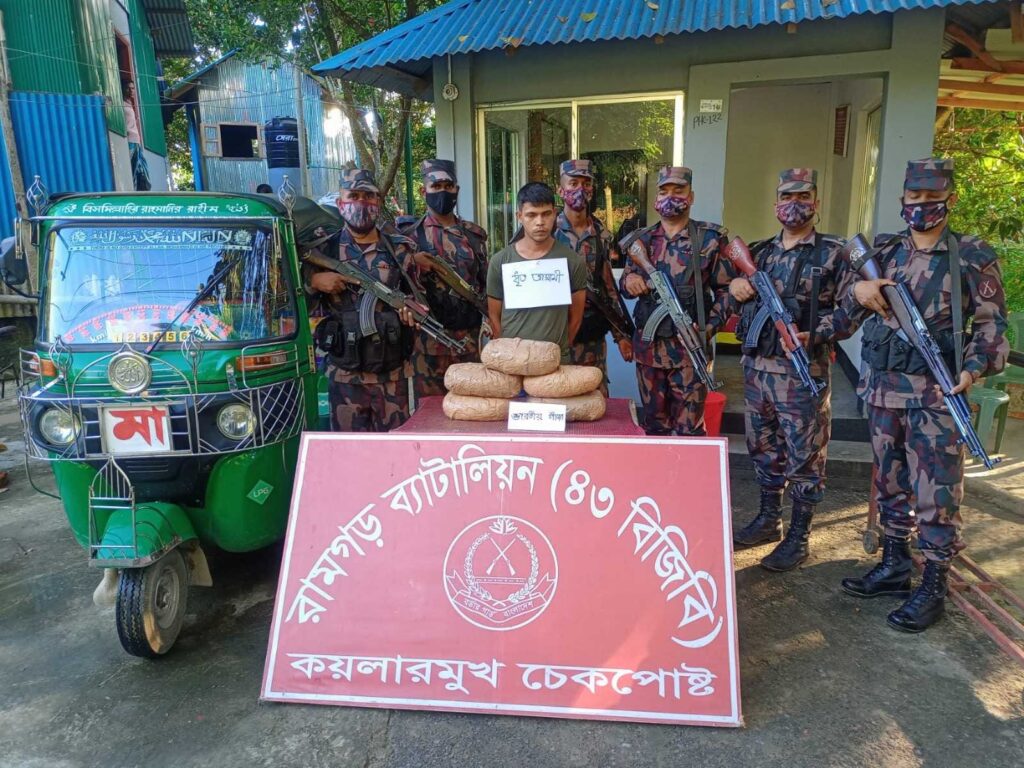 রামগড়ে গাঁজাসহ যুবক আটক