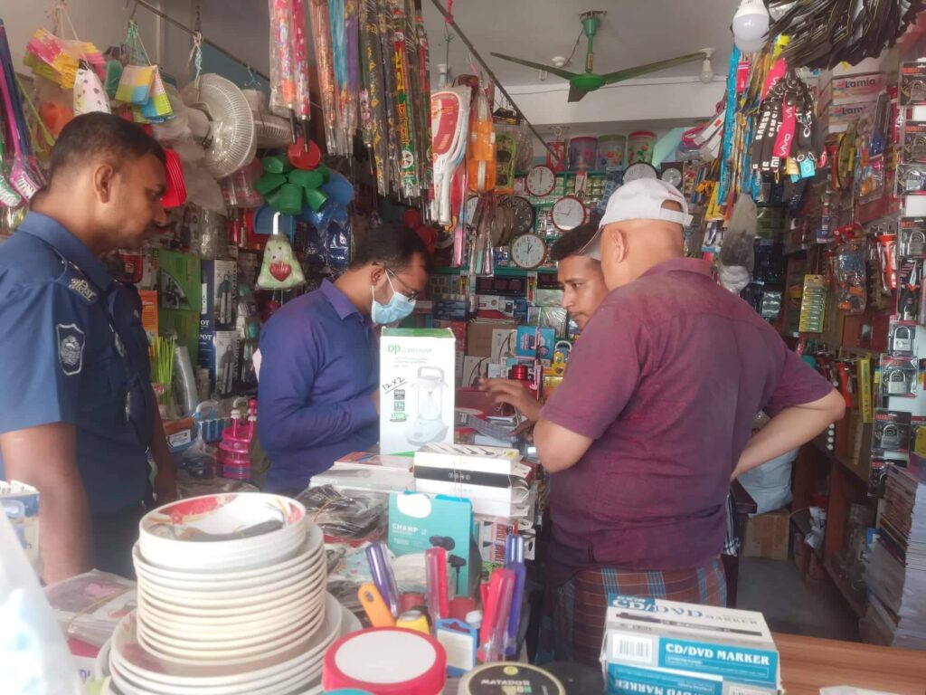 কাপ্তাইয়ের তিন দোকানিকে জরিমানা