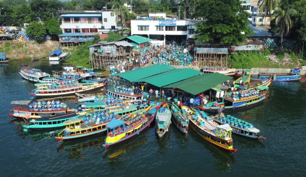 প্রথমদিনেই মাছের সাইজে হতাশ ব্যবসায়ীরা