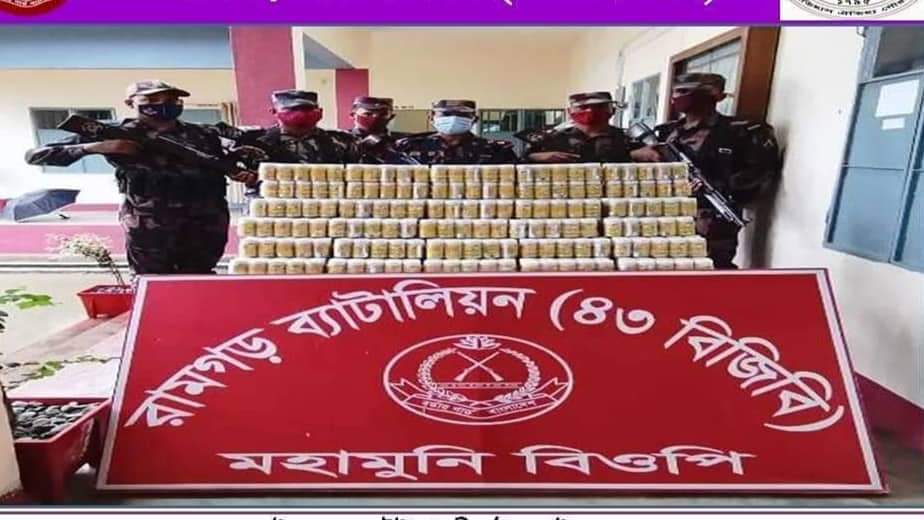 রামগড়ে ভারতীয় ওষুধ ও মদসহ আটক ২