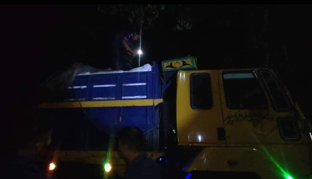 বান্দরবানে ৩শ বস্তা চালসহ ট্রাক জব্দ, যুবক আটক