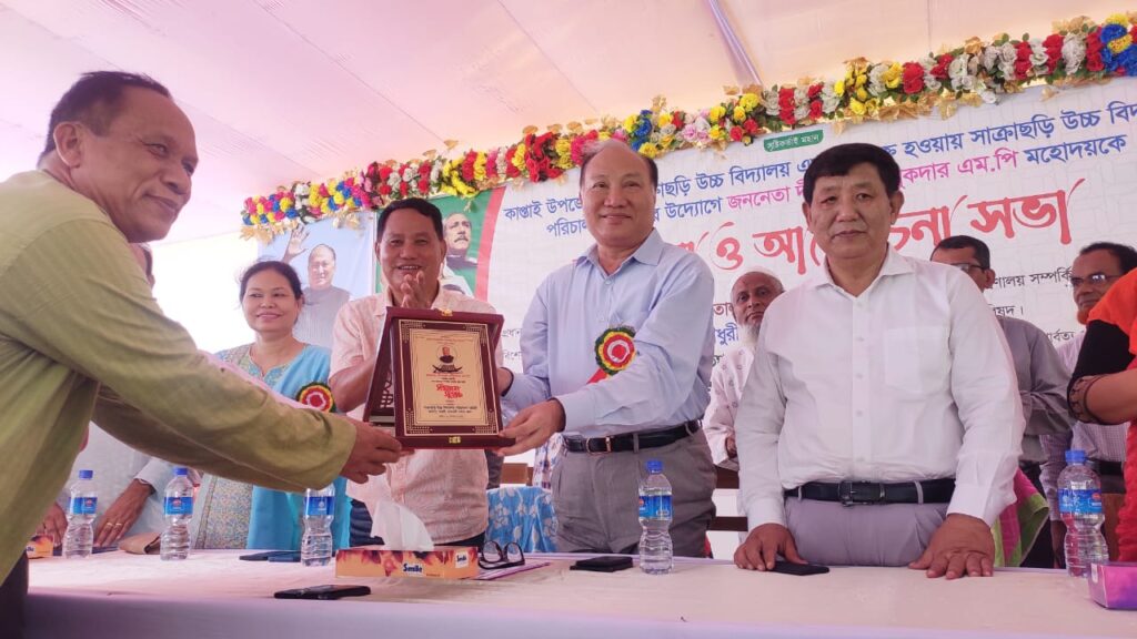 দীপংকর তালুকদারকে সংবর্ধনা দিলো সাক্রাছড়ি উচ্চ বিদ্যালয়