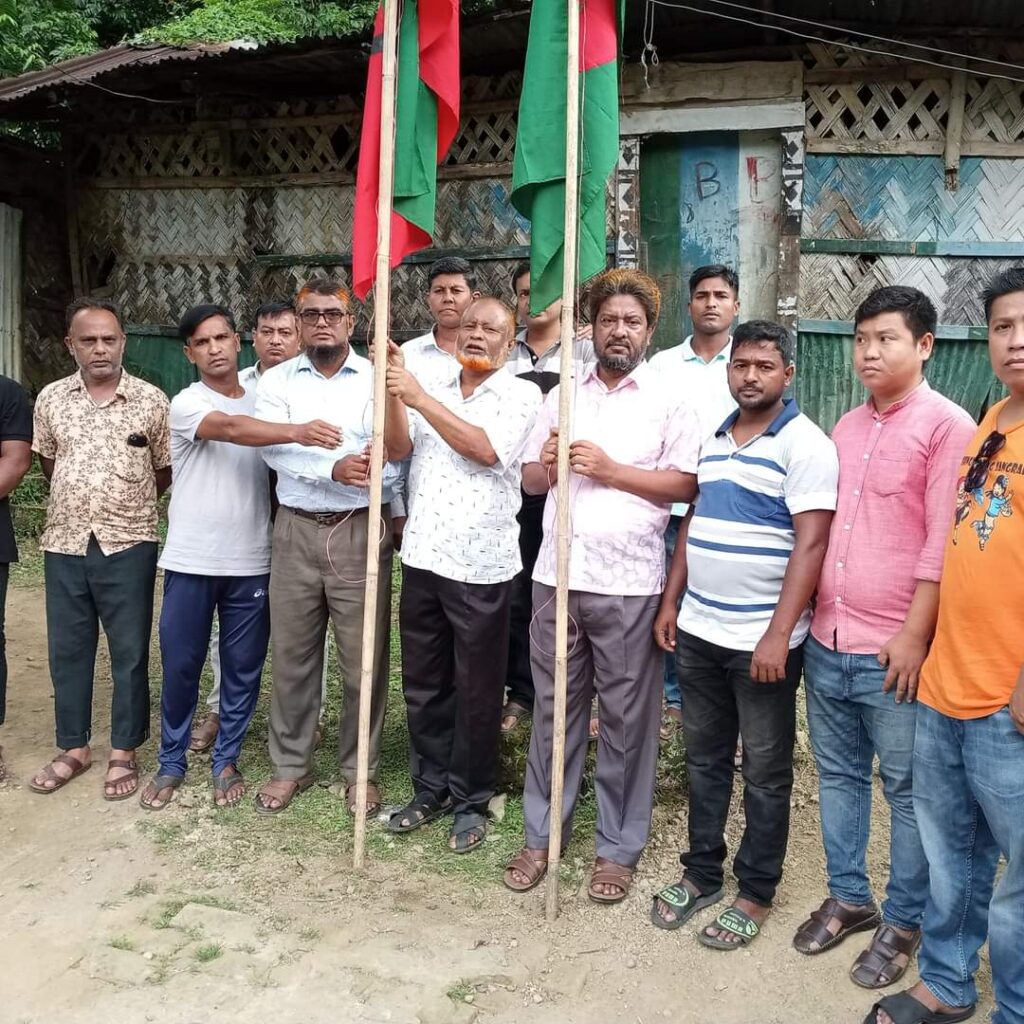 কাপ্তাইয়ে দলীয় ও জাতীয় পতাকা উত্তোলন
