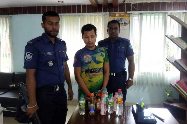 সাক্রাছড়ি থেকে গাঁজা ও চোলাই মদসহ একজন আটক