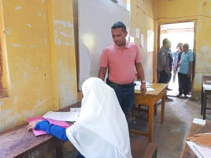 ঘরে মায়ের মরদেহ; স্যালাইন হাতে পরীক্ষায় বসলো মেয়ে