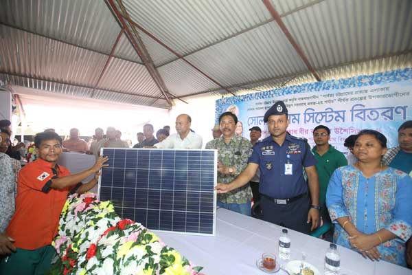সোলার প্যানেলের আলোয় আলোকিত দুর্গম পার্বত্যঞ্চল