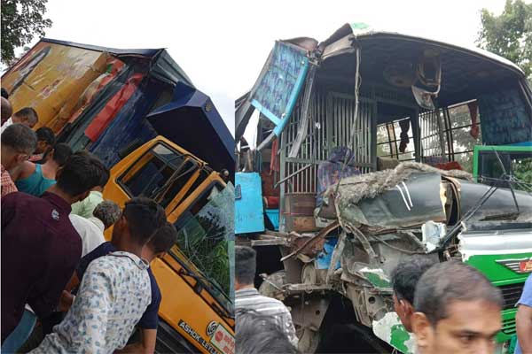 যাত্রীবাহি বাস-মালবাহী কাভার্ড ভ্যানের মুখোমুখি সংঘর্ষে আহত ৩
