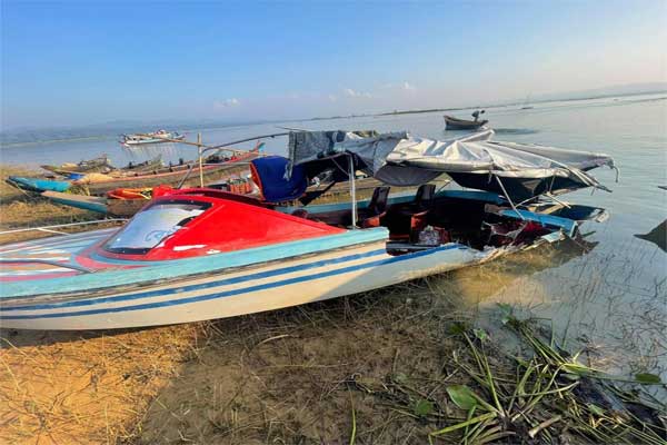 কাট্টলী বিলে স্পিডবোট-বালুবাহী বোট সংঘর্ষে নিখোঁজ ২, আহত ৬