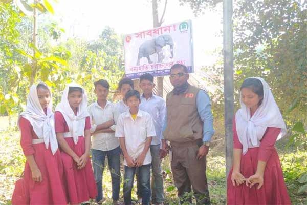 রাইখালী ও ডংলানায় বন বিভাগের সতর্কতামূলক বিলবোর্ড