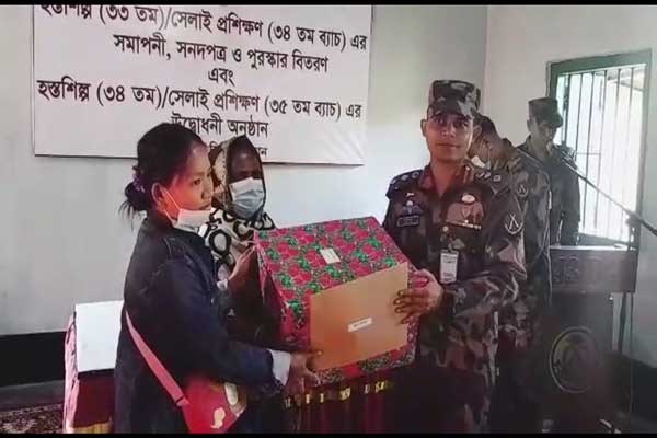 রামগড়ে হস্তশিল্প ও সেলাই প্রশিক্ষণ কেন্দ্রে পুরস্কার বিতরণ