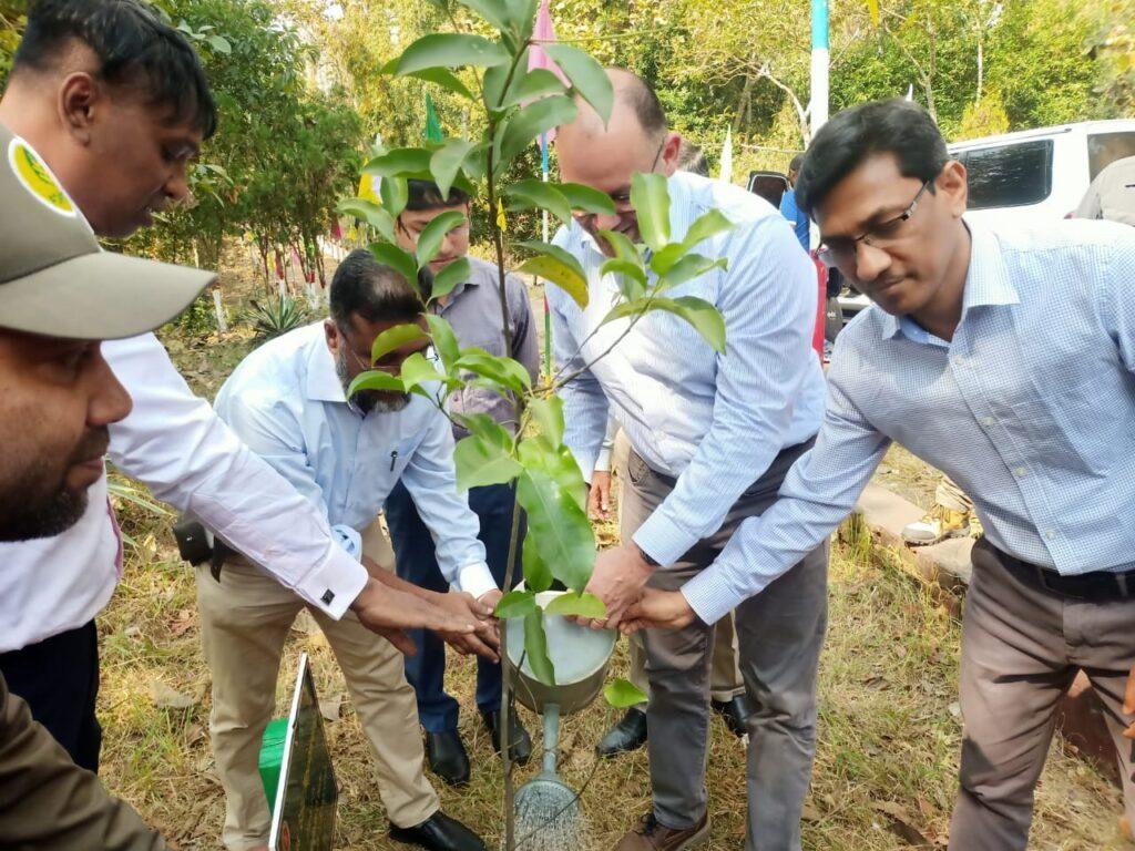 কাপ্তাইয়ে প্রজেক্ট পরিদর্শনে মার্কিন রাষ্ট্রদূত
