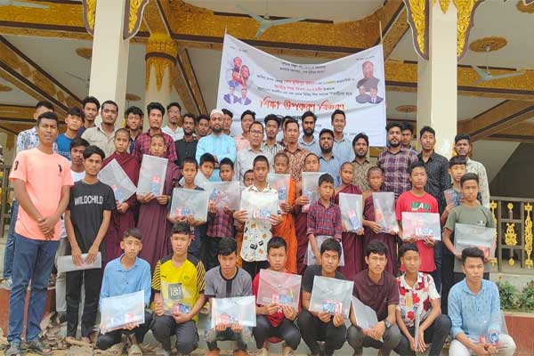 বঙ্গবন্ধুর জন্মদিনে ছাত্রলীগ নেতার শিক্ষা উপকরণ বিতরণ