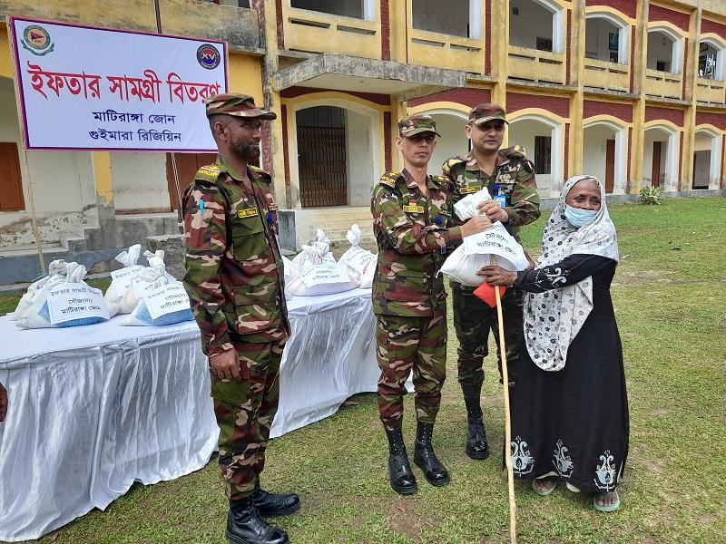 মাটিরাঙ্গায় সেনা জোনের ইফতার সামগ্রী বিতরণ